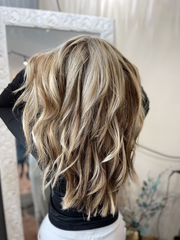 Lived-in blonde with shadow root and beachy waves